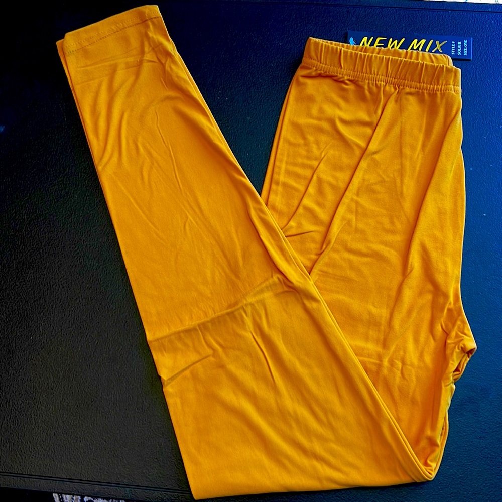 ONE SIZE NEW MIX LEGGINGS.  GOLDEN YELLOW.  STRETCH. DOUBLE STITCHED